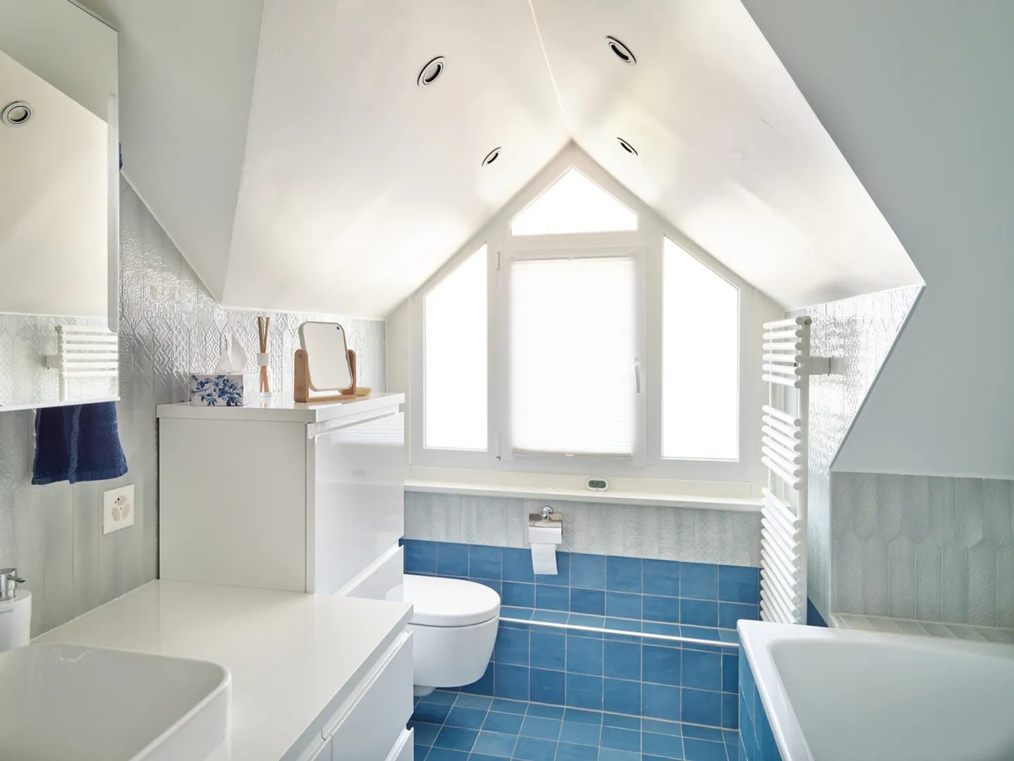 Renovated farmhouse with 2 apartments and residual potential - Photo 11 of 14