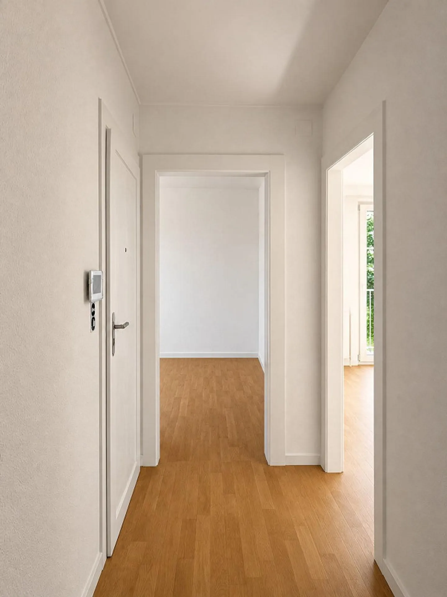 Living in a central location in Binningen - Photo 2 of 12