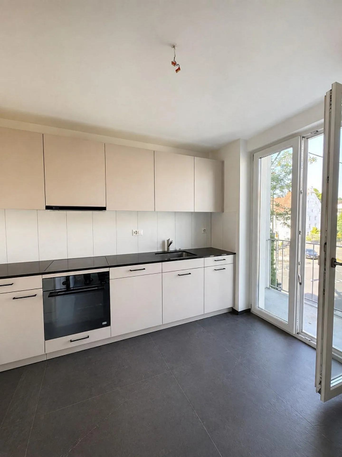 Living in a central location in Binningen - Photo 6 of 12