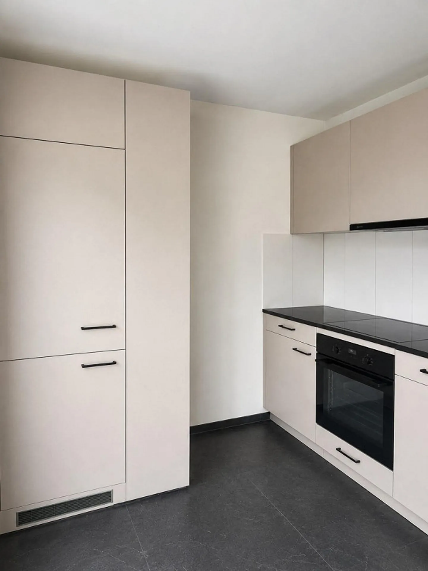 Living in a central location in Binningen - Photo 7 of 12