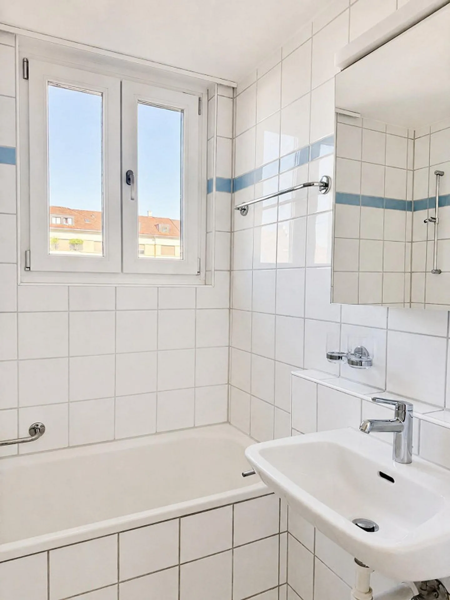 Living in a central location in Binningen - Photo 5 of 12