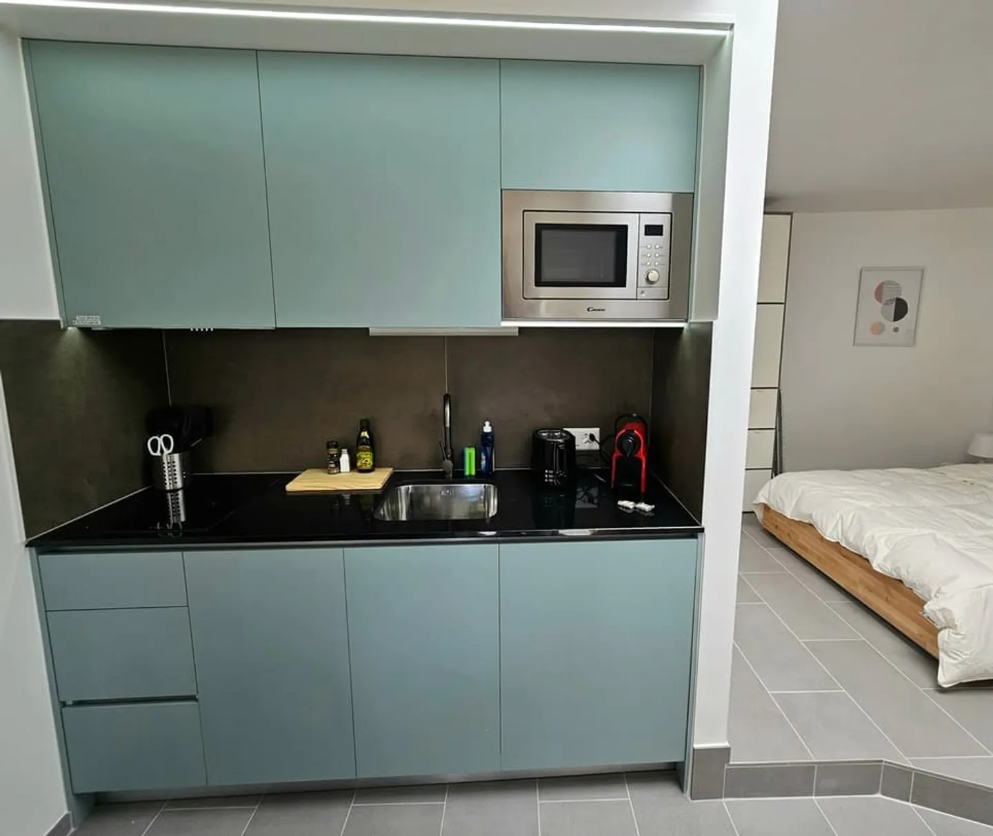 Monolocale moderno all'ultimo piano vicino alla metropolitana - 15 minuti dal centro città - Foto 4 di 6