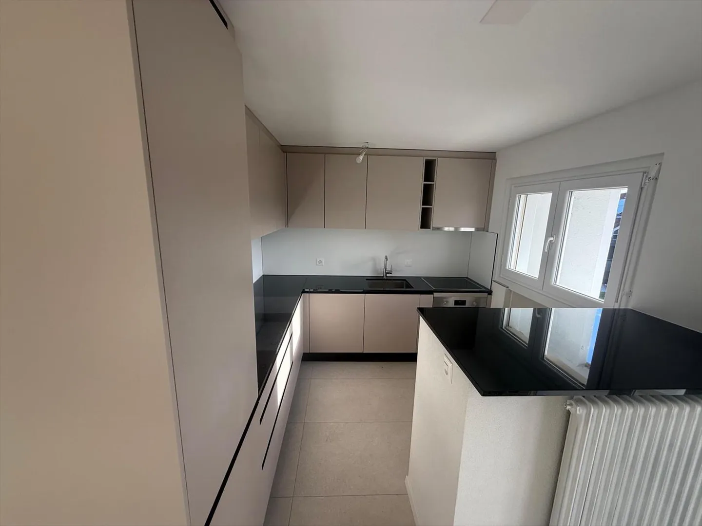 Vollständig renovierte Wohnung, 3,5 Zimmer mit Balkon und Garage - Foto 2 von 7