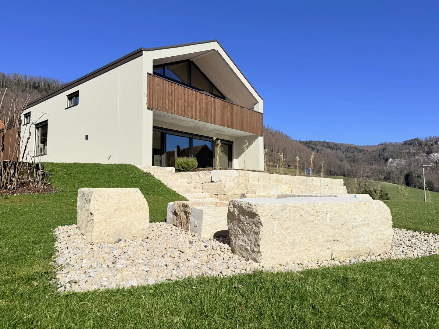 Geräumiges Familienhaus in Montavon - Foto 3 von 13