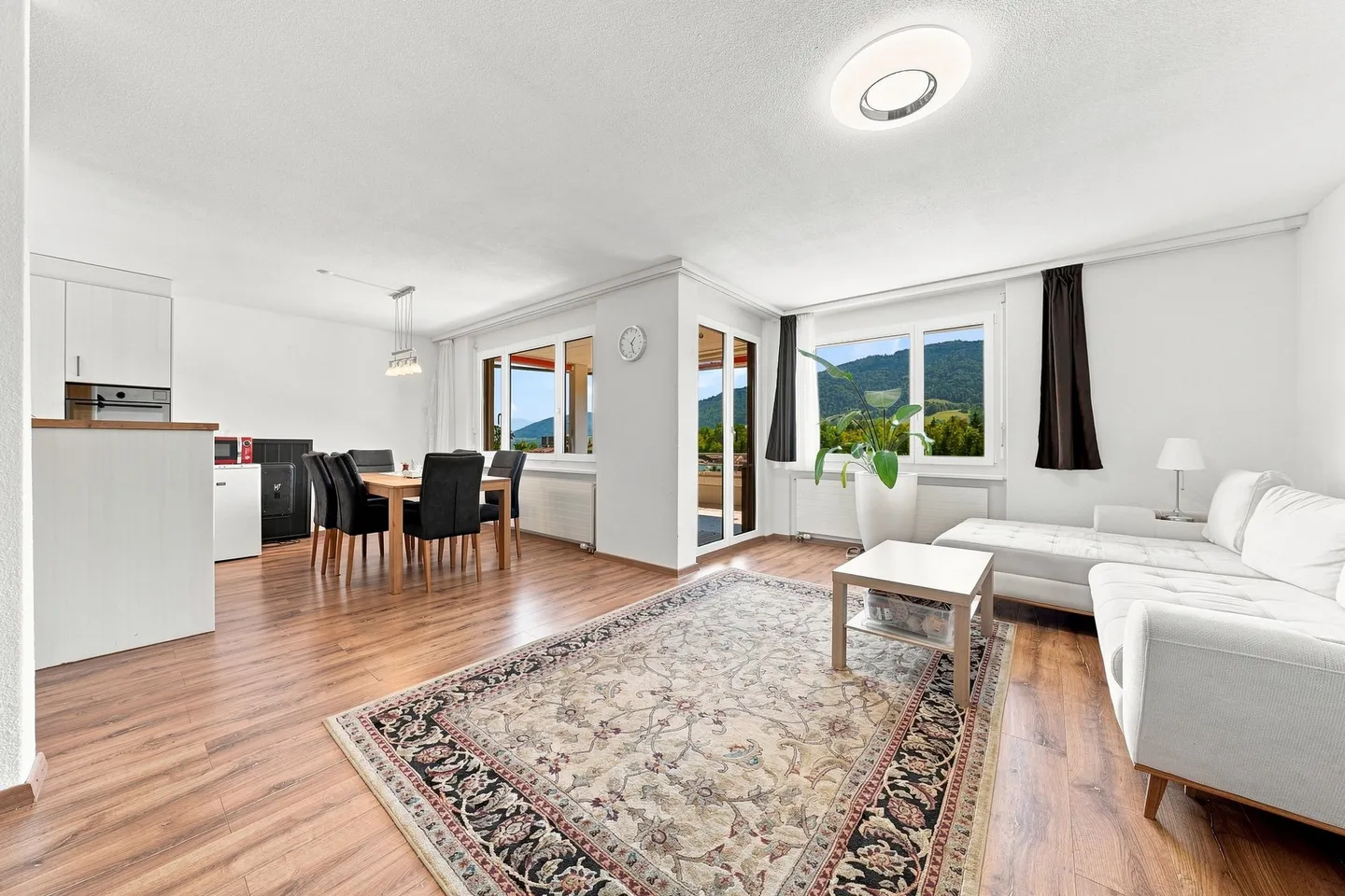 Spacious 4.5-Room Apartment - Photo 1 of 12