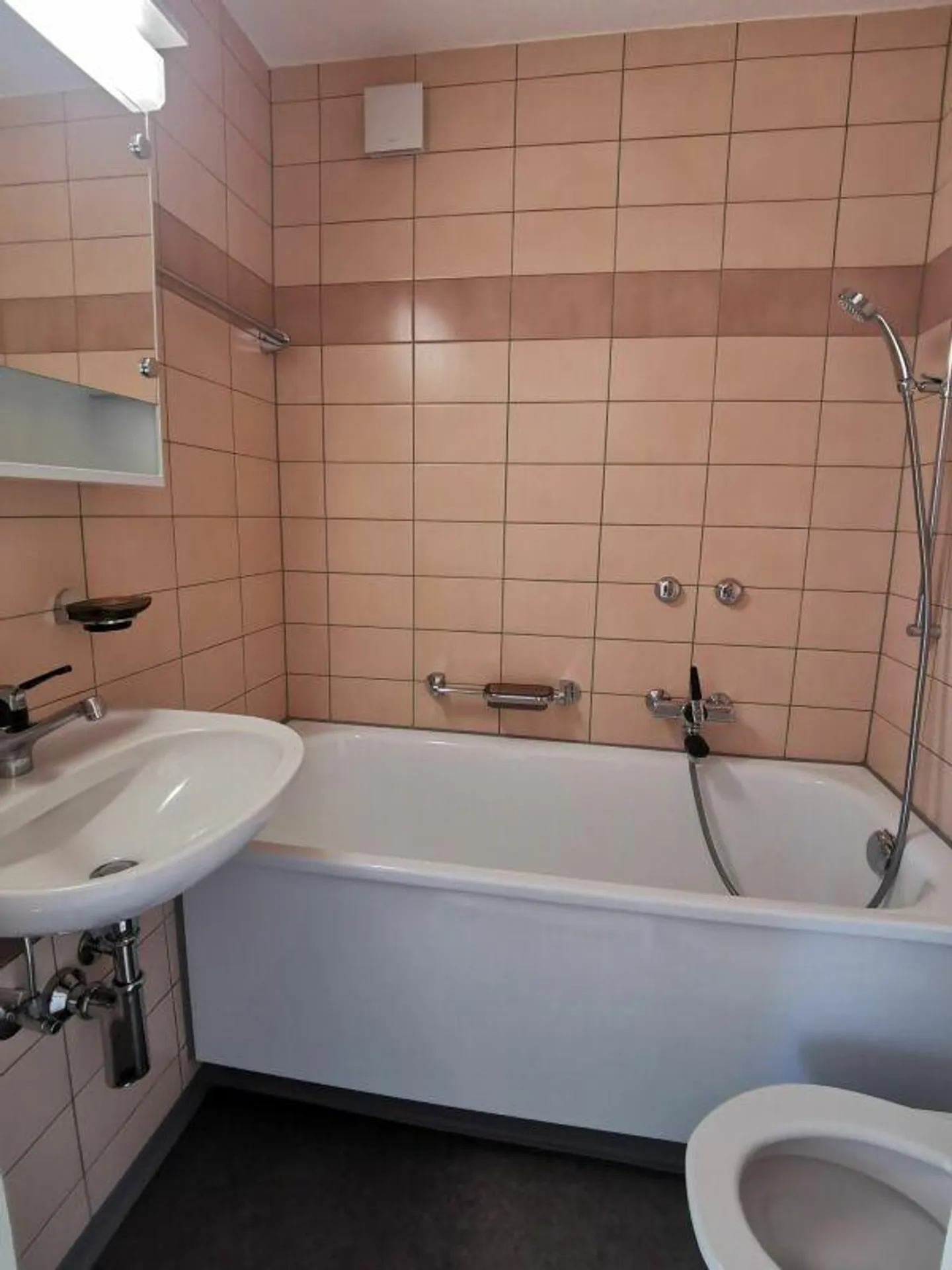 Bella appartamento singolo con balcone in una buona posizione - Foto 3 di 7