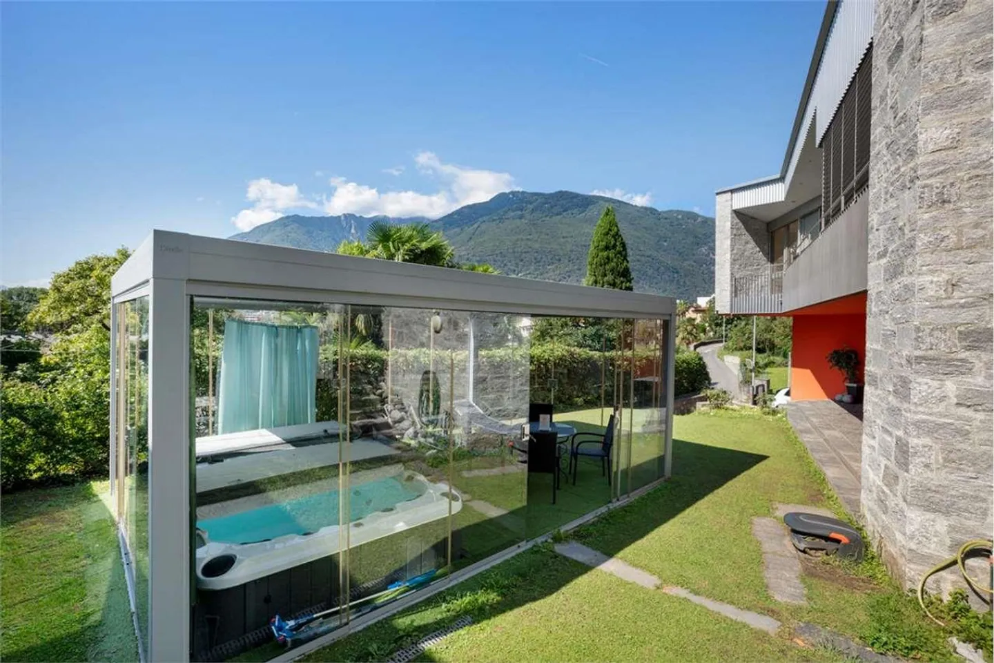 Giubiasco - Villa architecturale de prestige avec jacuzzi et design unique - Photo 3 sur 13