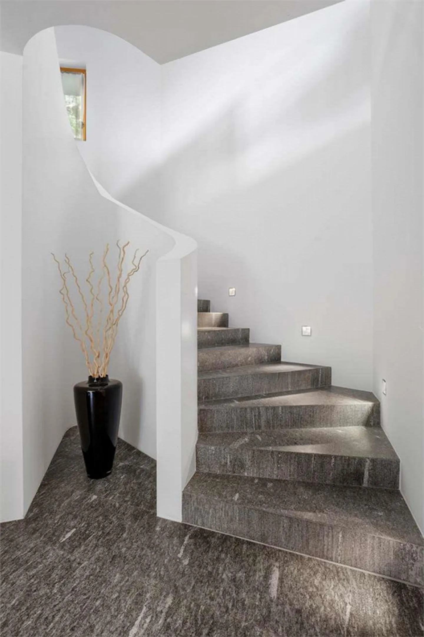 Giubiasco - Villa architecturale de prestige avec jacuzzi et design unique - Photo 12 sur 13