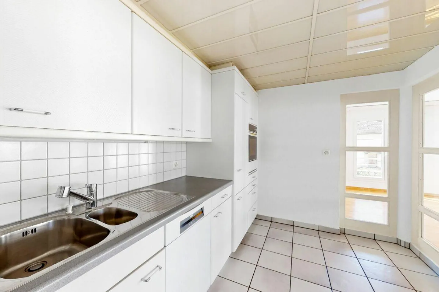 Attractive condominium in prime location - Photo 7 of 11