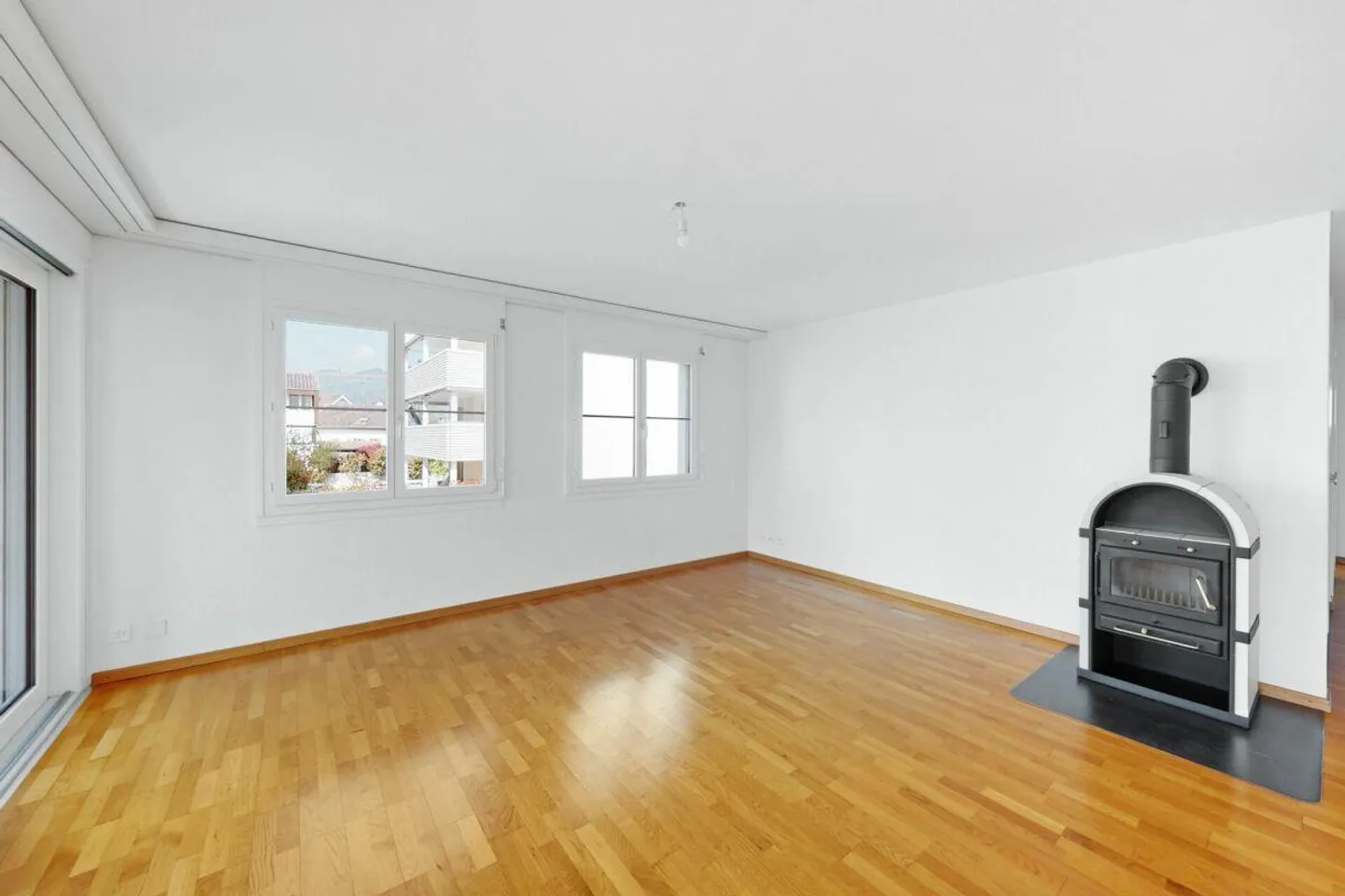 Attractive condominium in prime location - Photo 4 of 11