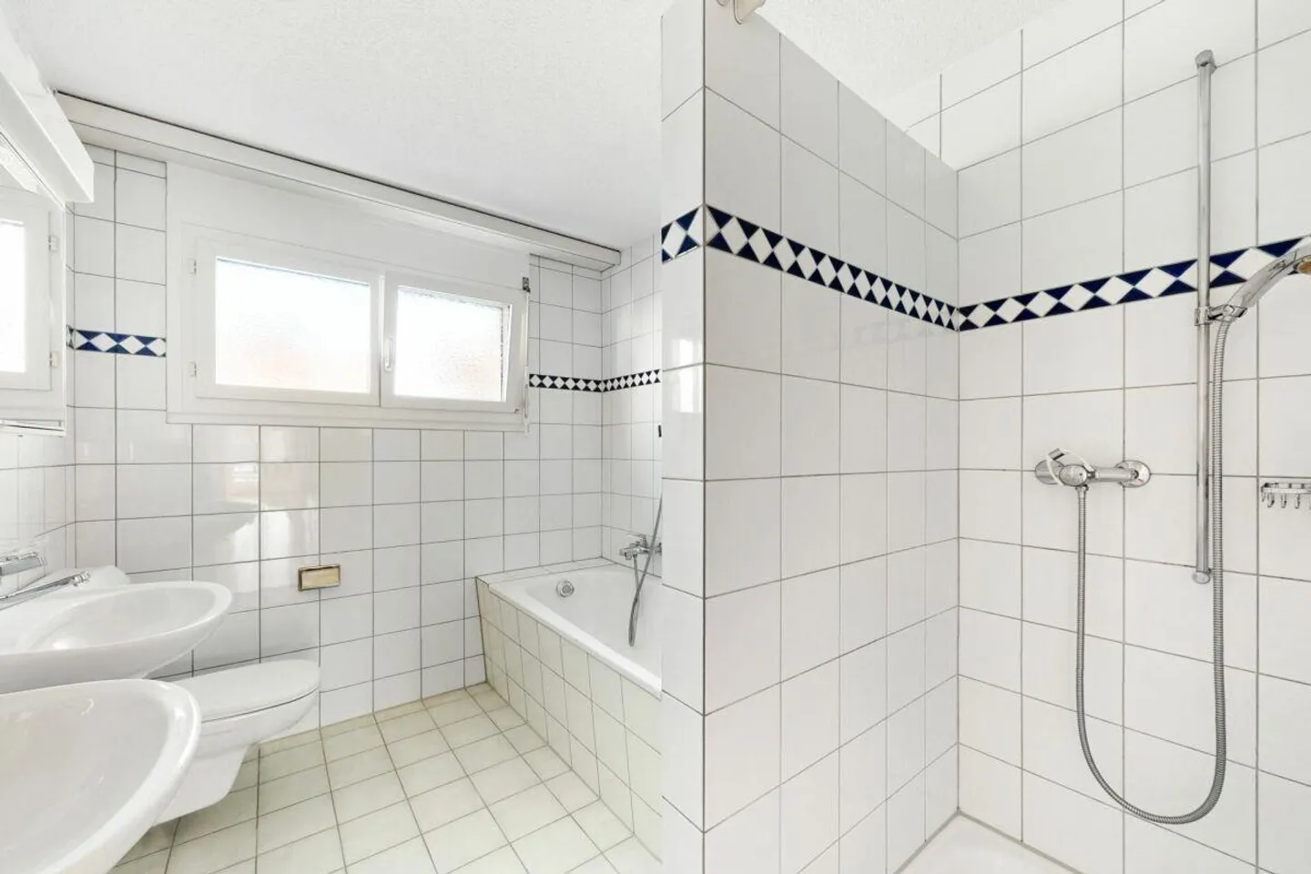 Attractive condominium in prime location - Photo 5 of 11