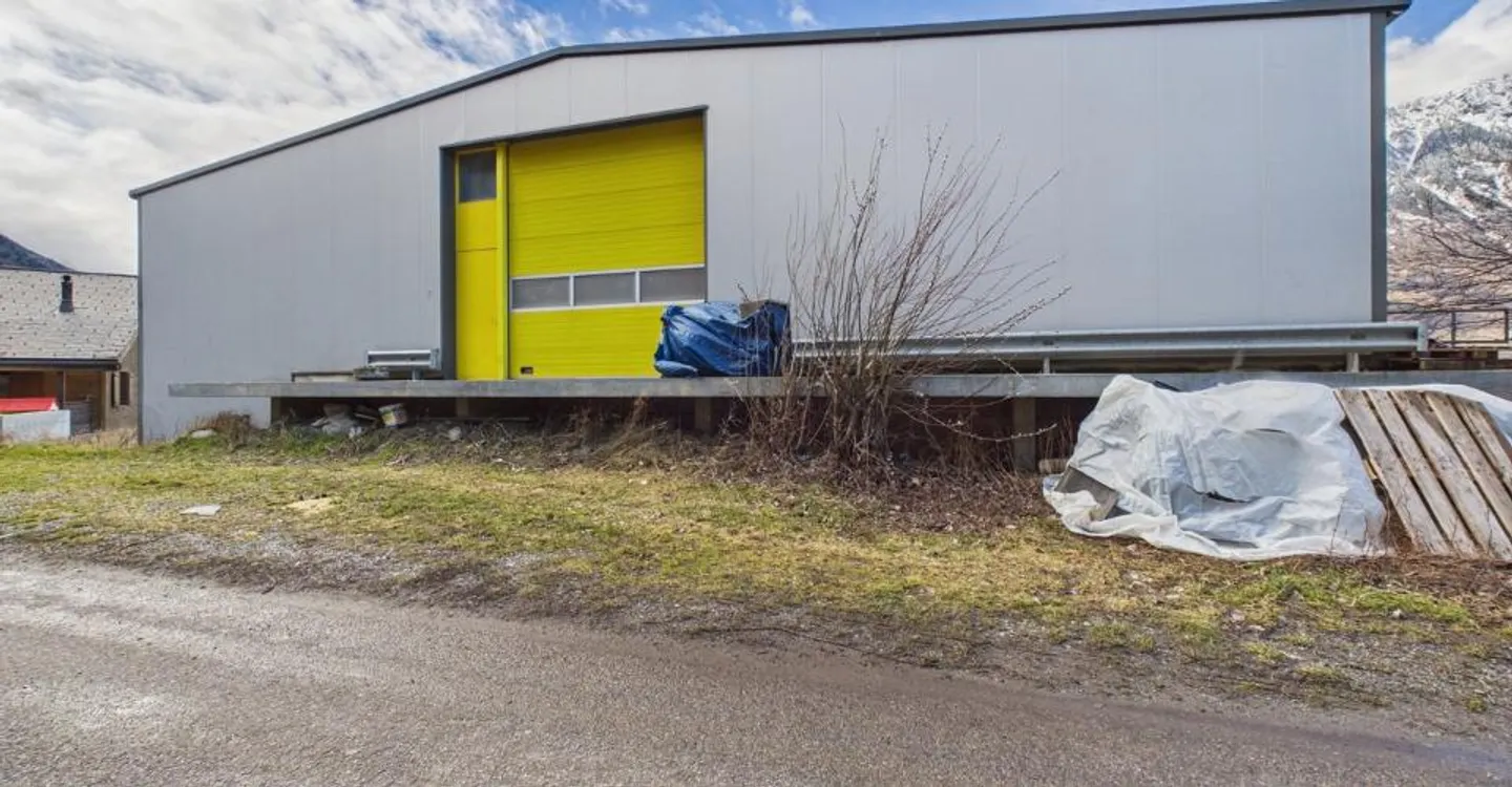 Commercial Hall near Martigny with Rental Income - including two companies - Photo 3 of 6
