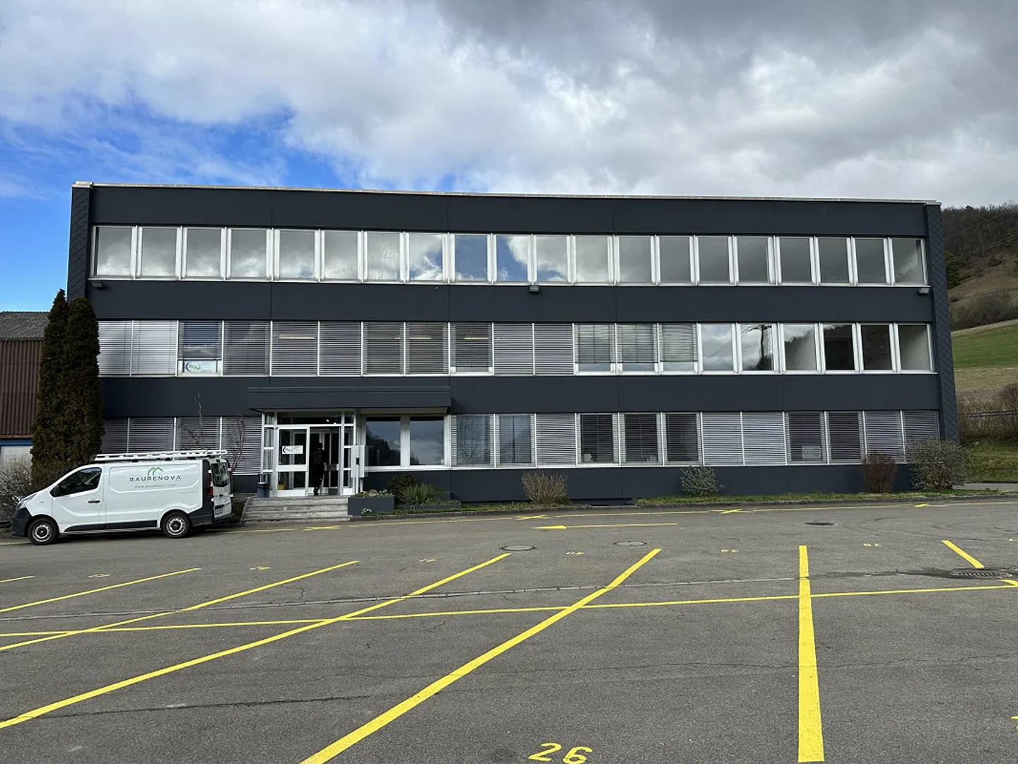 Helles Büro mit Blick ins Grüne - Foto 1 von 13