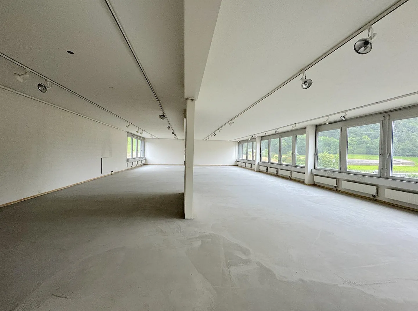 Helles Büro mit Blick ins Grüne - Foto 2 von 13