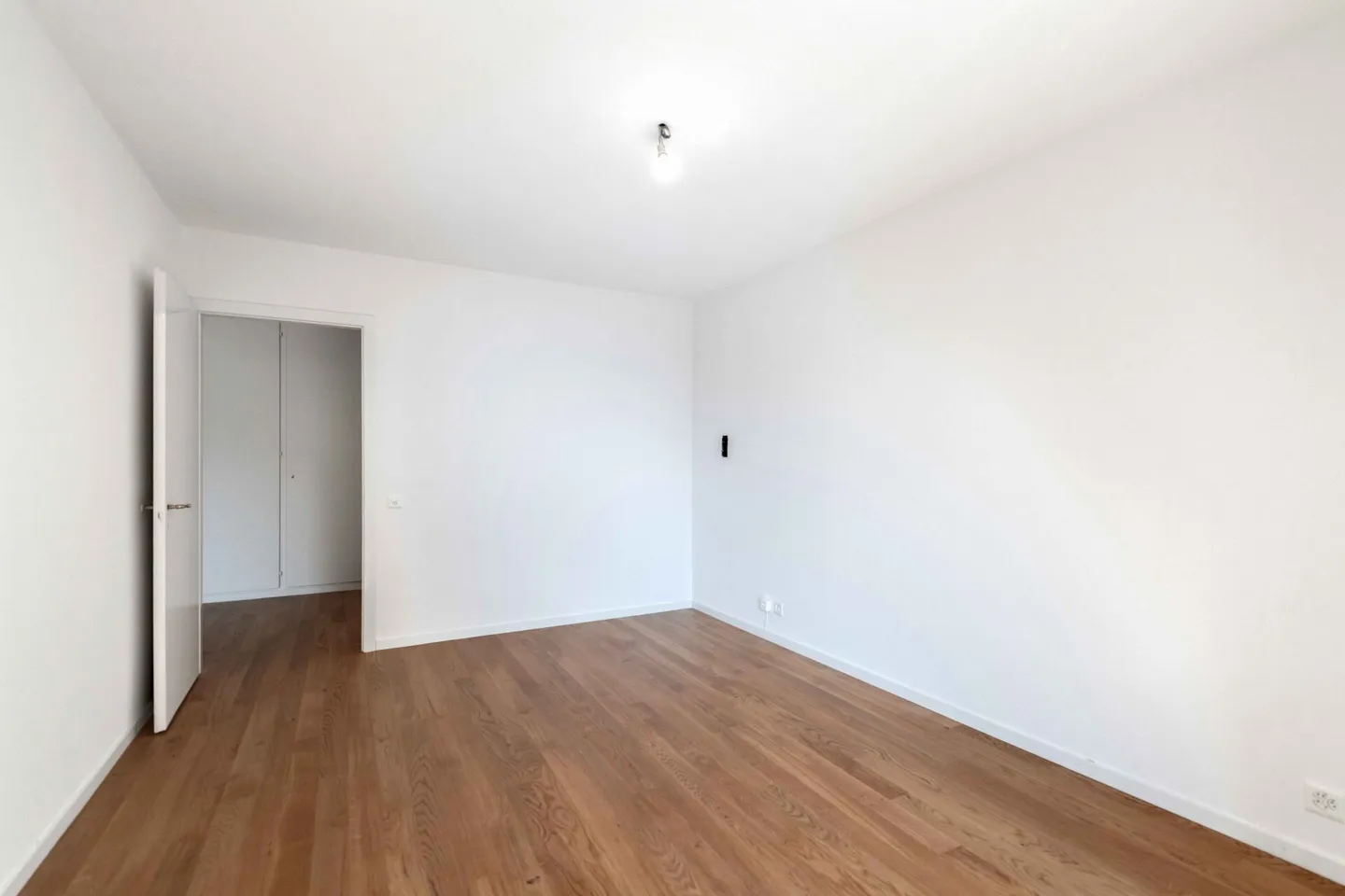 Appartement rénové avec vue lac - Photo 9 sur 12