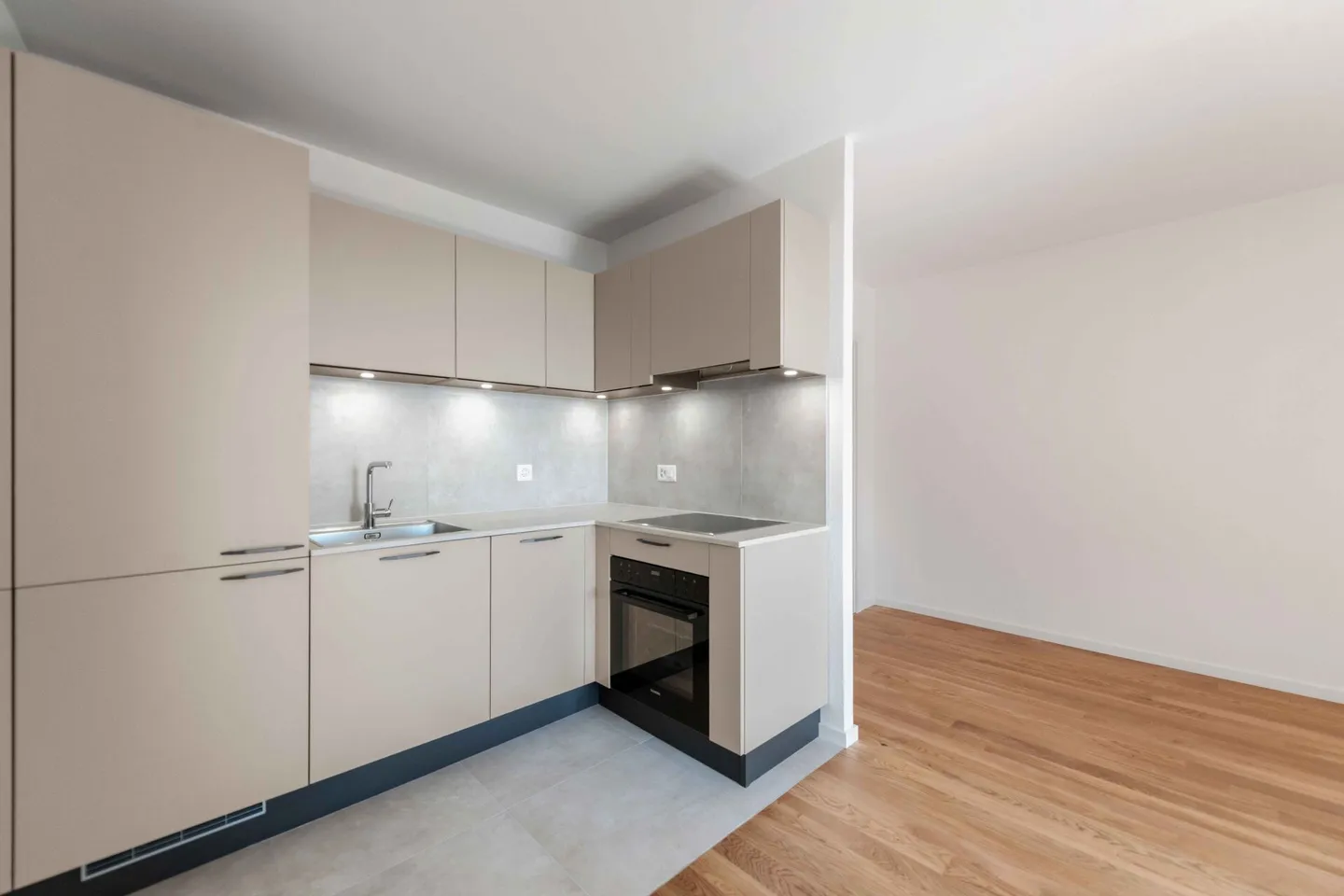 Appartement rénové avec vue lac - Photo 3 sur 12