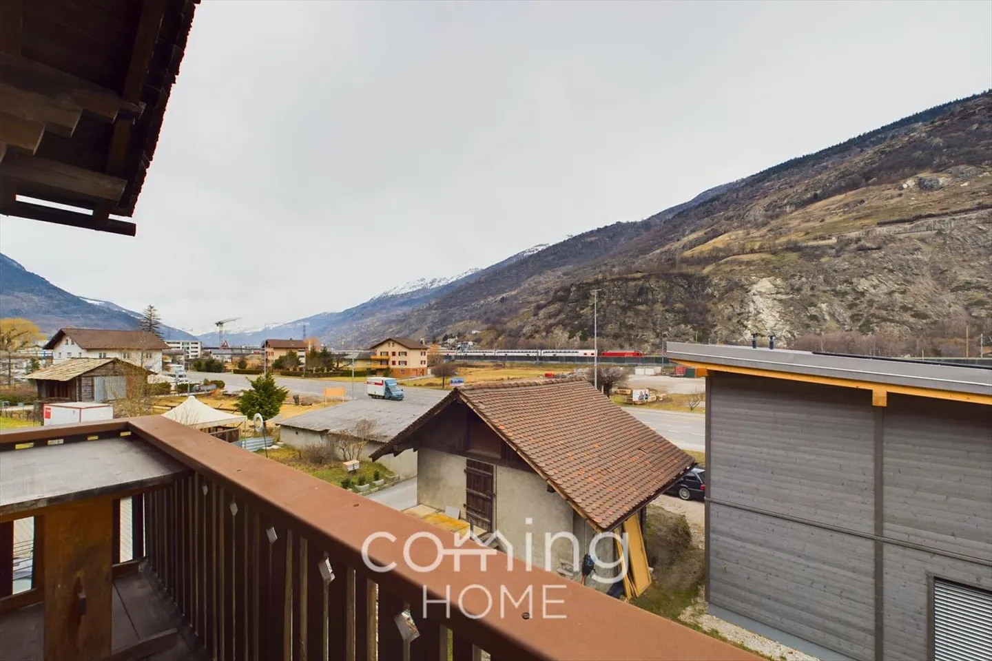 Living with Mountain View: Attractive 3.5-Room Apartment in Eyholz as a Second Home - Photo 1 of 9