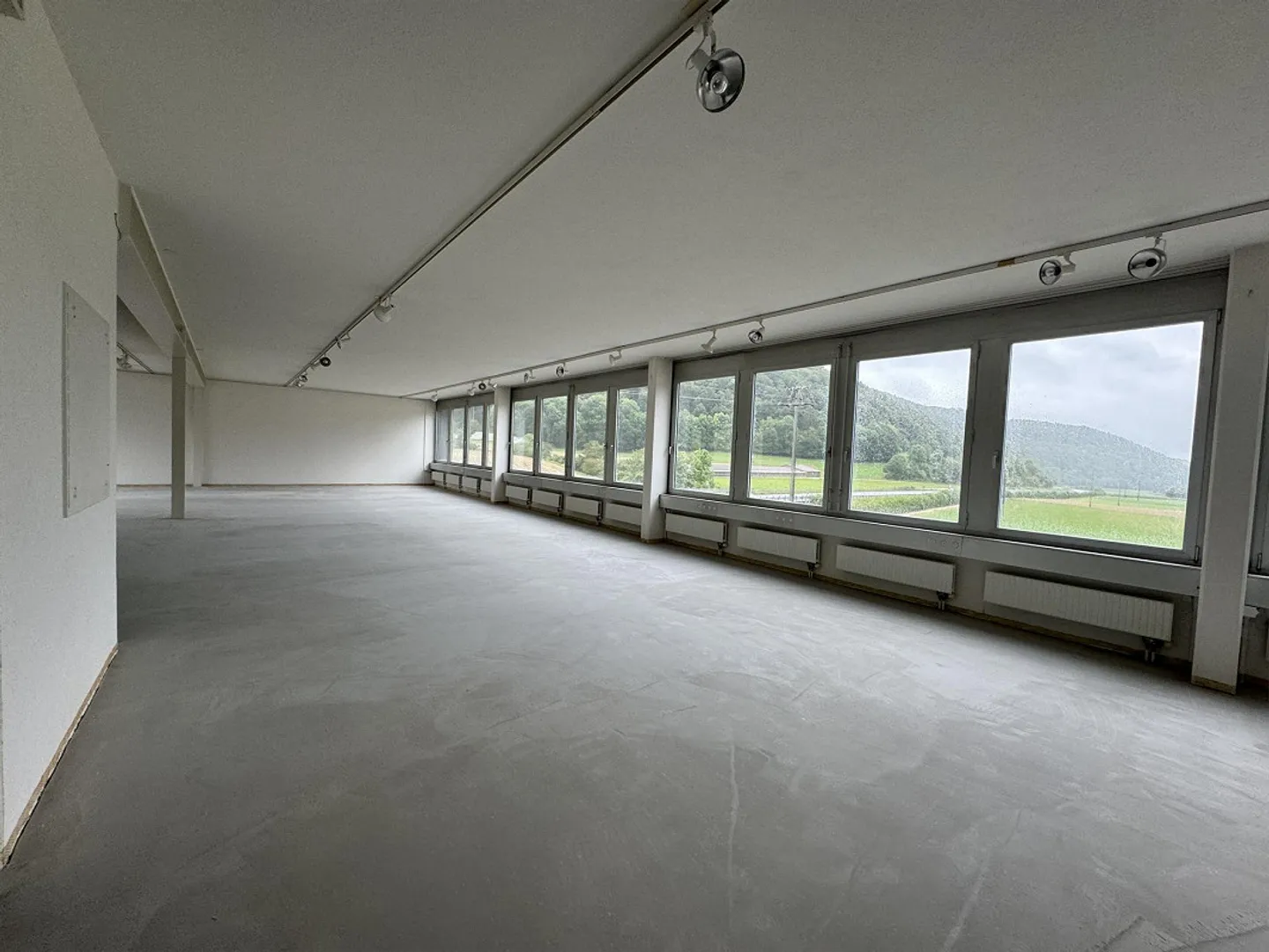 Helles Büro mit Blick ins Grüne - Foto 3 von 13