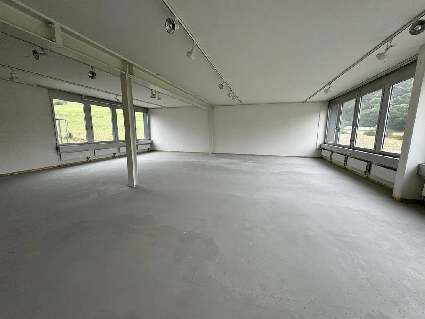 Helles Büro mit Blick ins Grüne - Foto 4 von 13