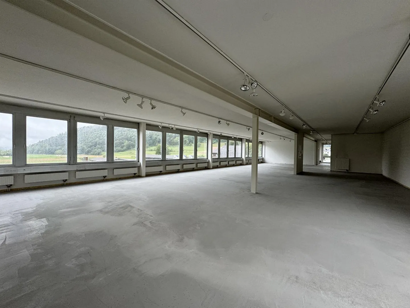 Helles Büro mit Blick ins Grüne - Foto 6 von 13