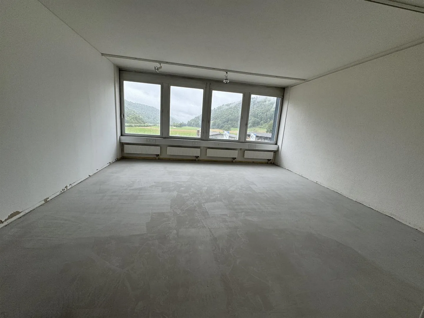 Helles Büro mit Blick ins Grüne - Foto 10 von 13