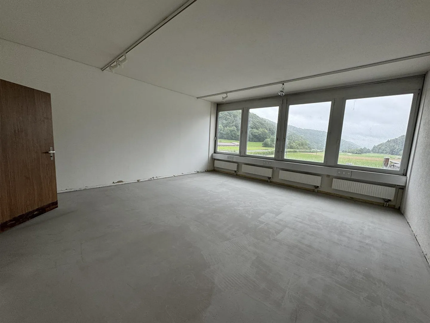 Helles Büro mit Blick ins Grüne - Foto 12 von 13