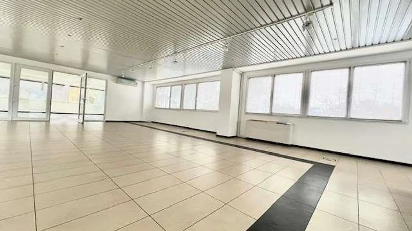 Edificio ad uso misto in affitto - Foto 3 di 13