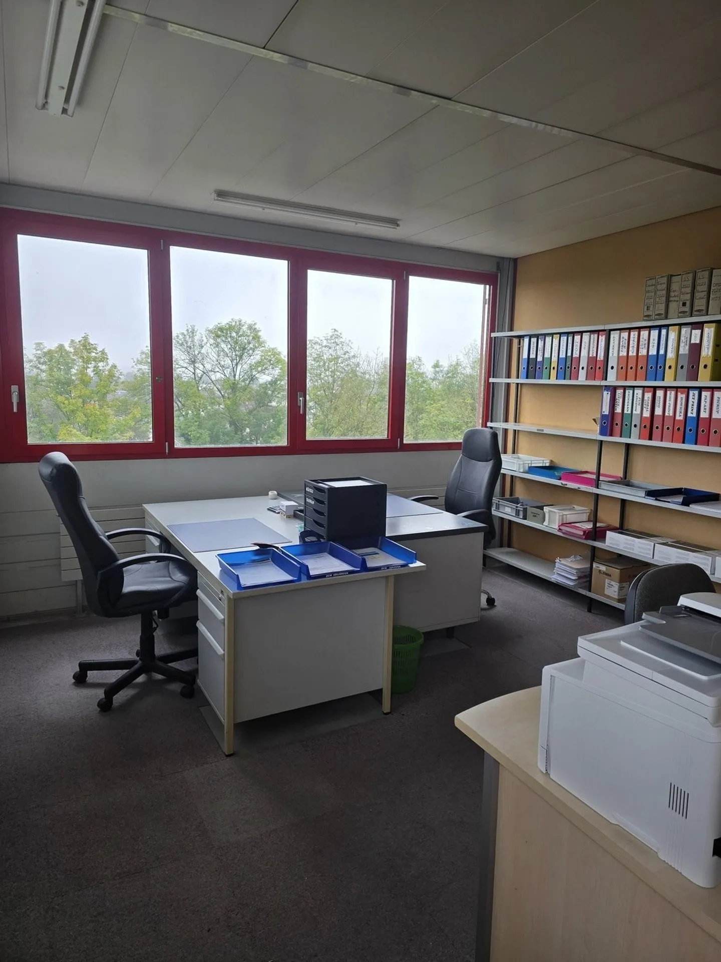 Spacious commercial space for rent - Photo 2 of 5