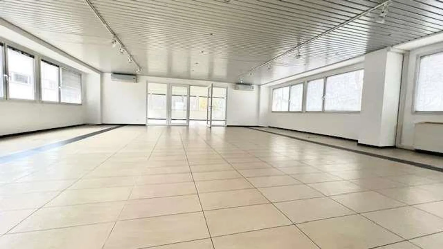 Edificio ad uso misto in affitto - Foto 2 di 13