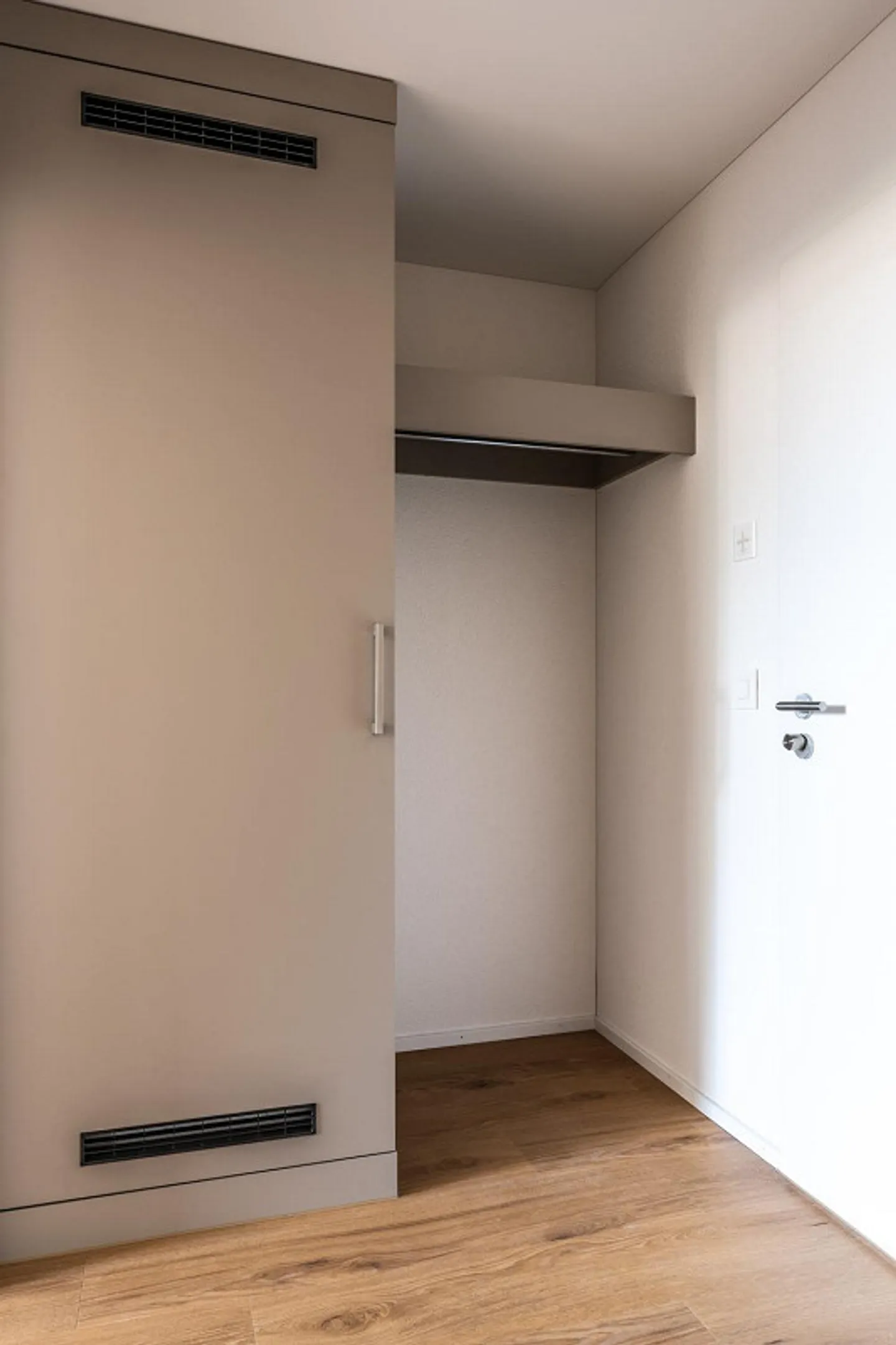 3.5-Room Apartment - Sunny, Spacious and with a View / 2.2 - Photo 3 of 13