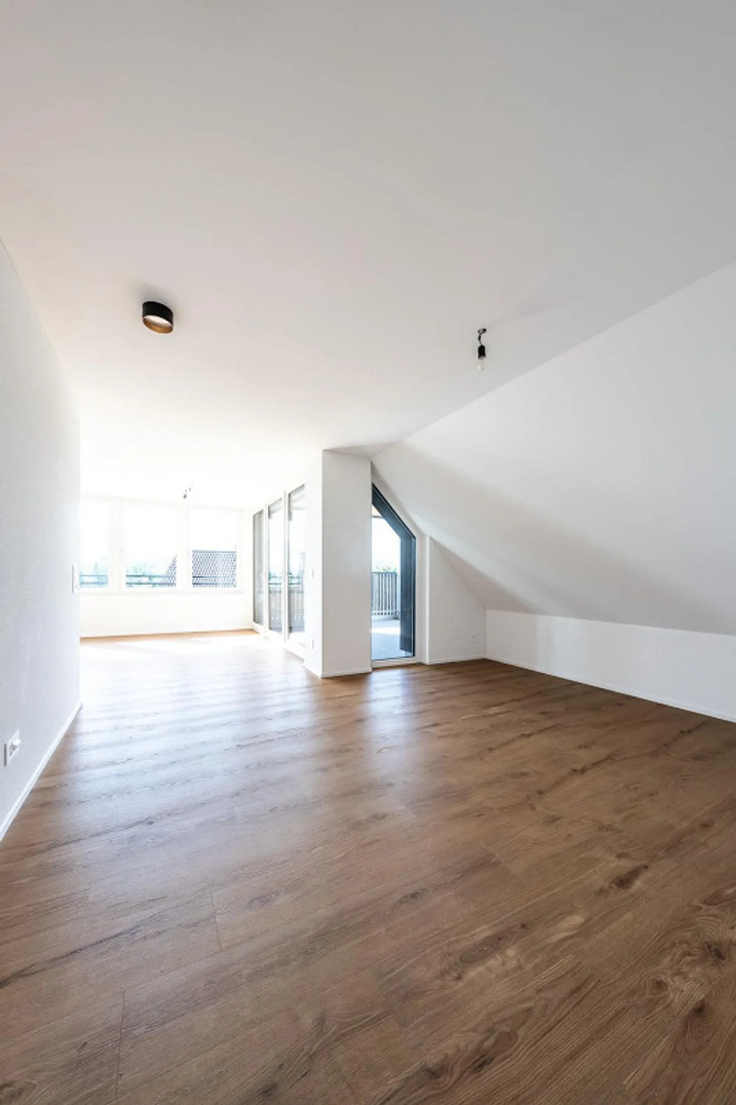 3.5-Room Apartment - Sunny, Spacious and with a View / 2.2 - Photo 6 of 13