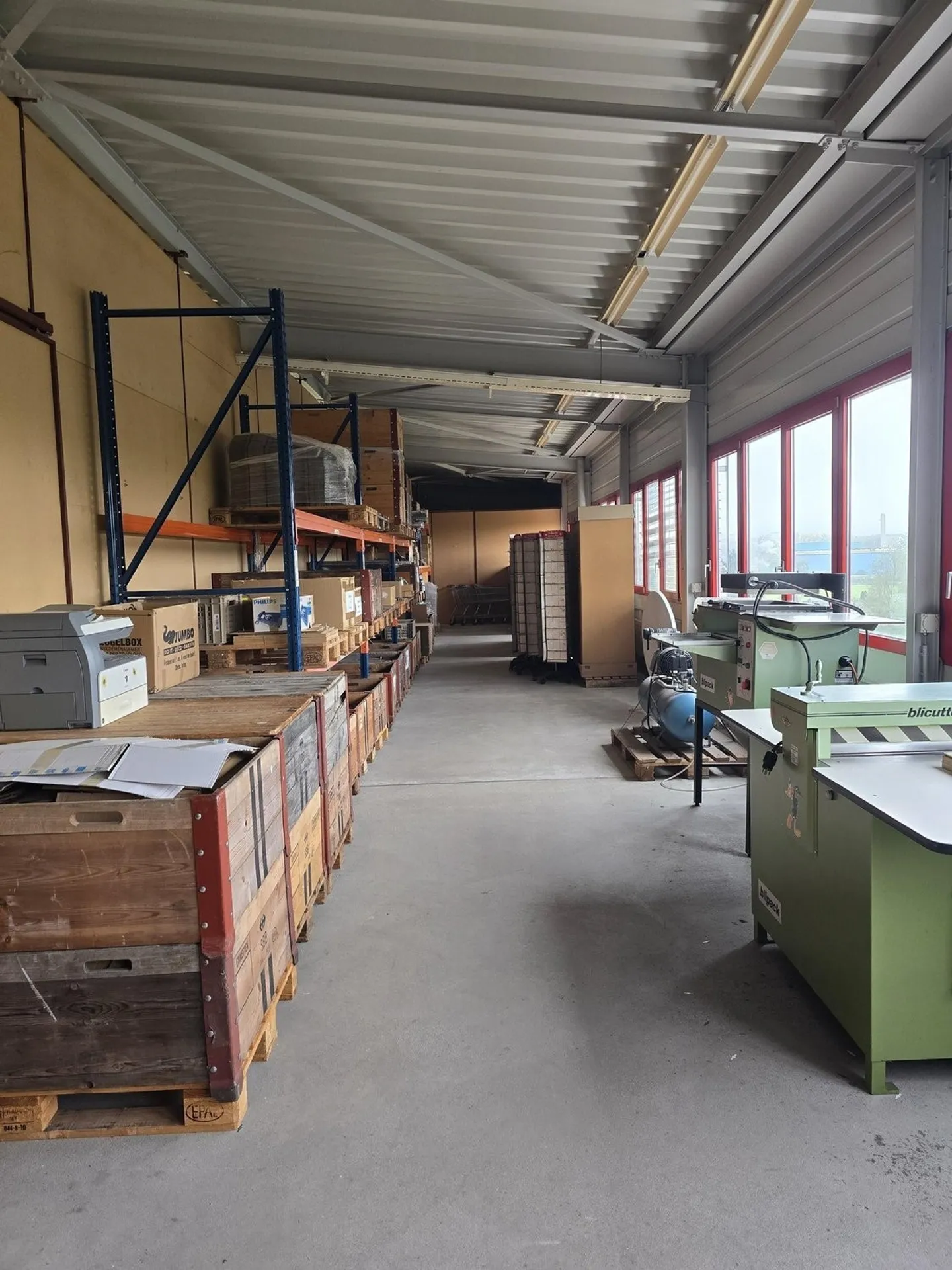 Spacious commercial space for rent - Photo 5 of 5