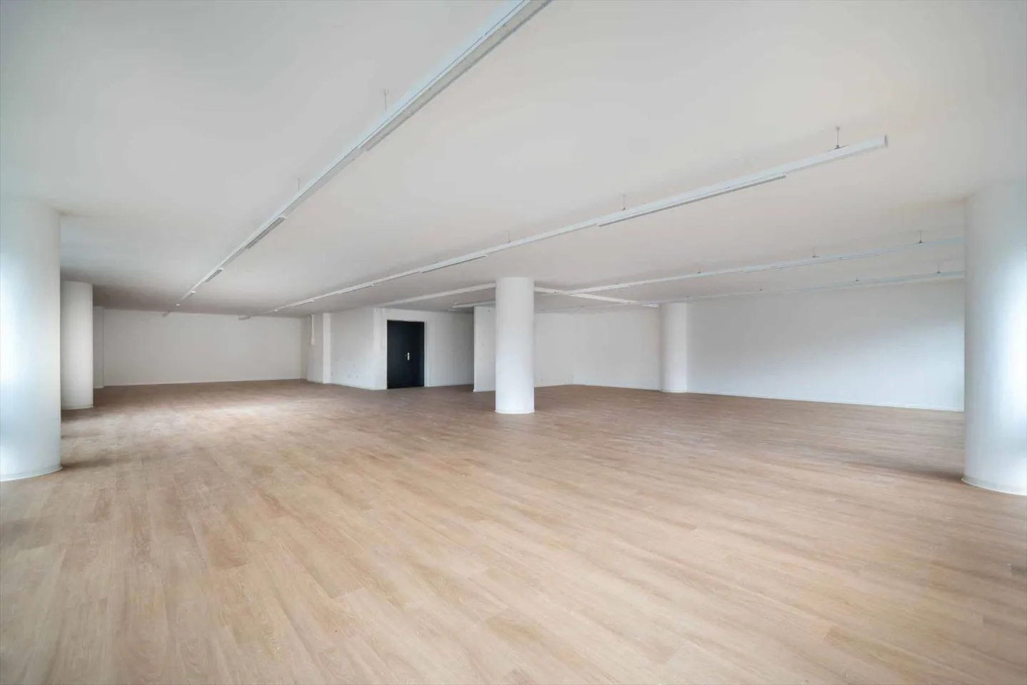 Un loyer imbattable pour des bureaux entièrement rénovés de 125 m2 au centre-ville - Photo 3 sur 5