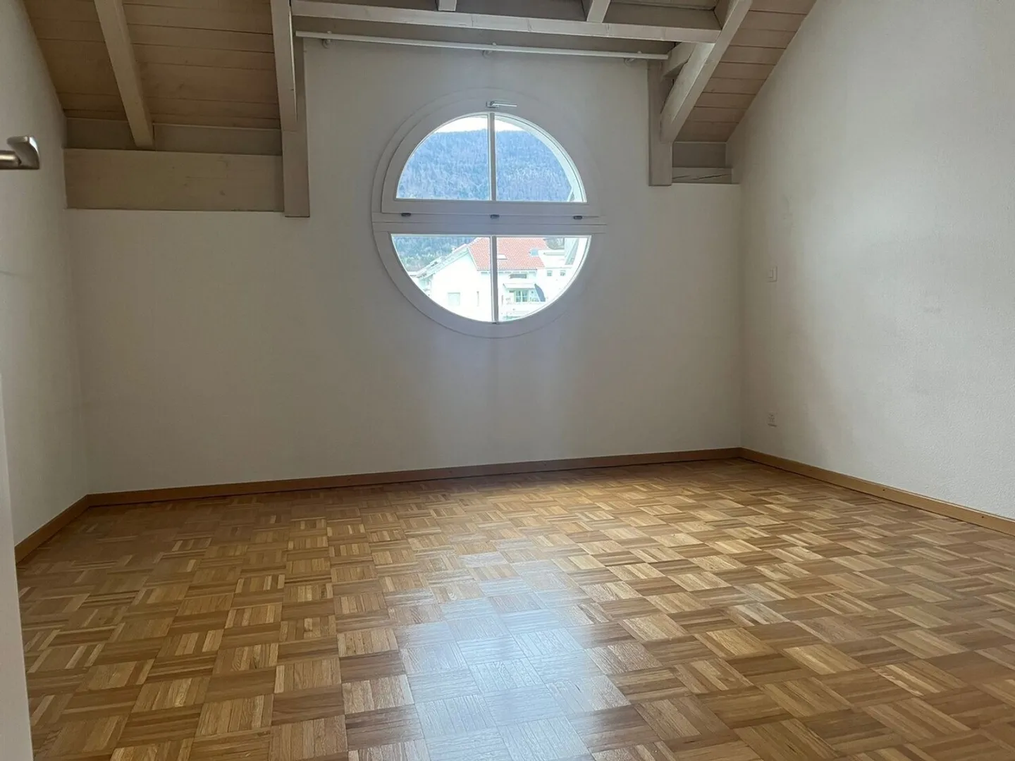 Your Dream Home in Grenchen: Unique Maisonette Apartment - Photo 4 of 9
