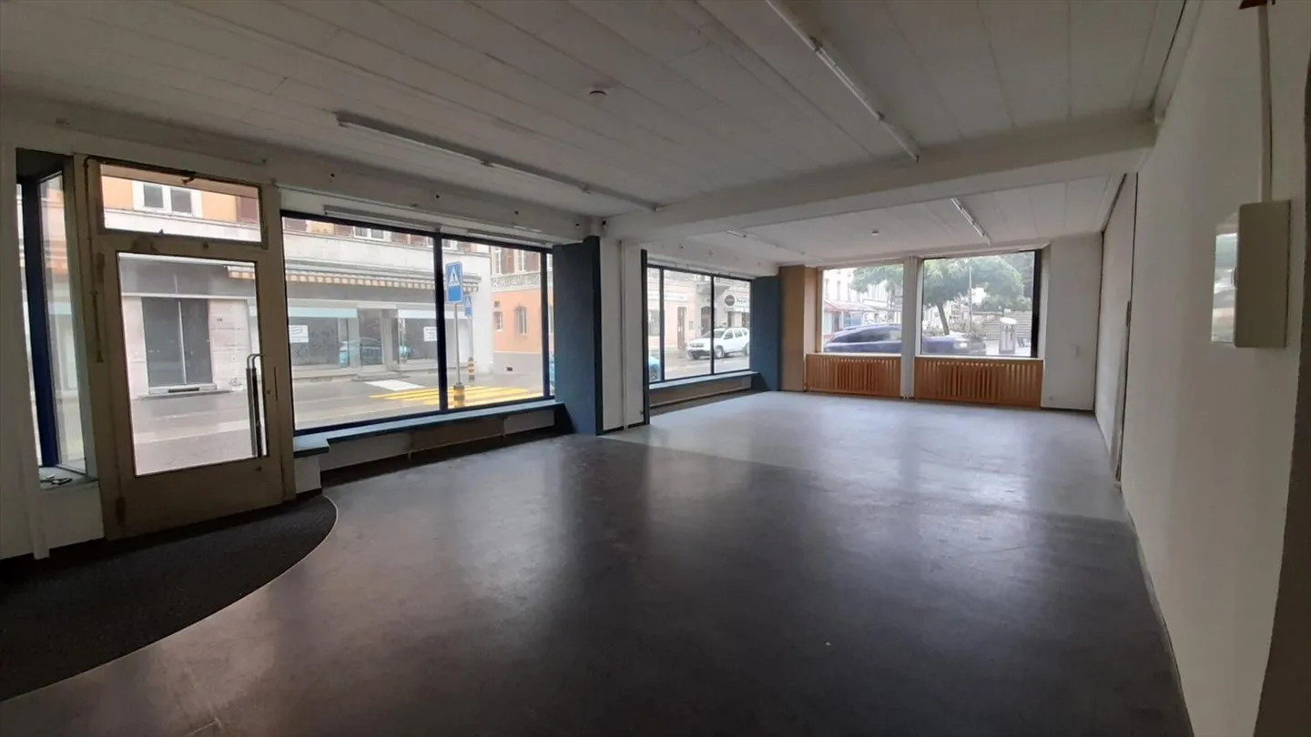 St-Imier, commercial arcade for rent (~125m2) - Photo 2 of 2