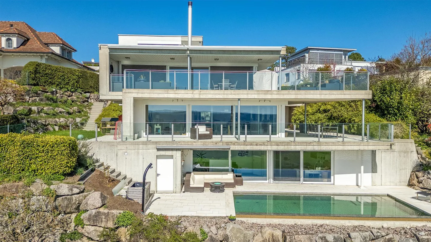 Exklusives Terrassenhaus mit Infinity-Pool - Foto 1 von 5