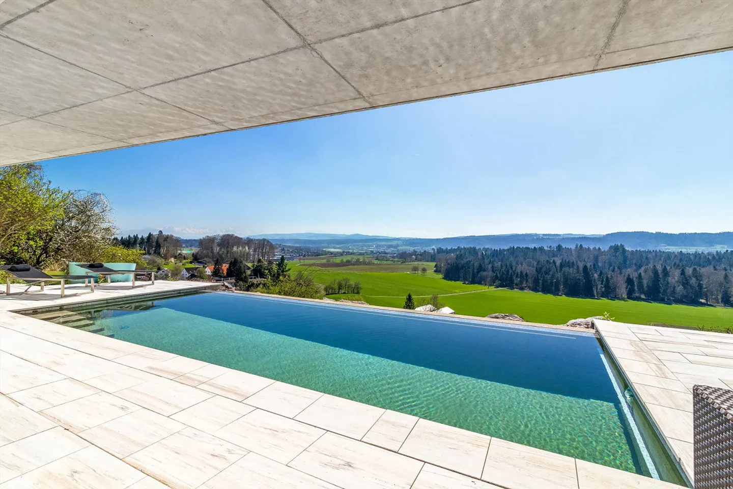 Exklusives Terrassenhaus mit Infinity-Pool - Foto 2 von 5