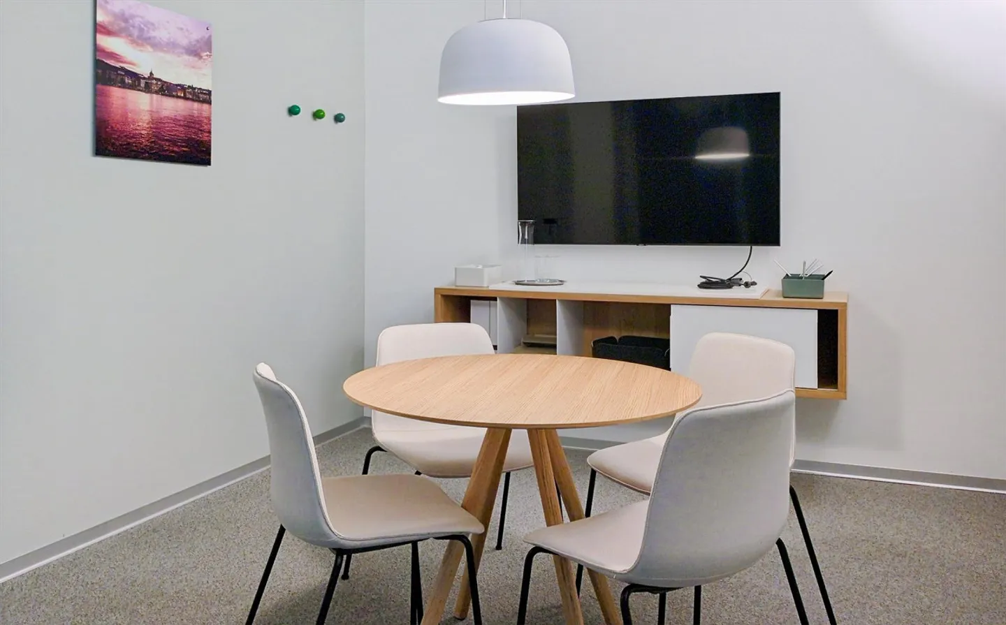 Un ufficio privato completamente attrezzato per te e il tuo team presso Spaces Quartier de l'Étang - Foto 8 di 16