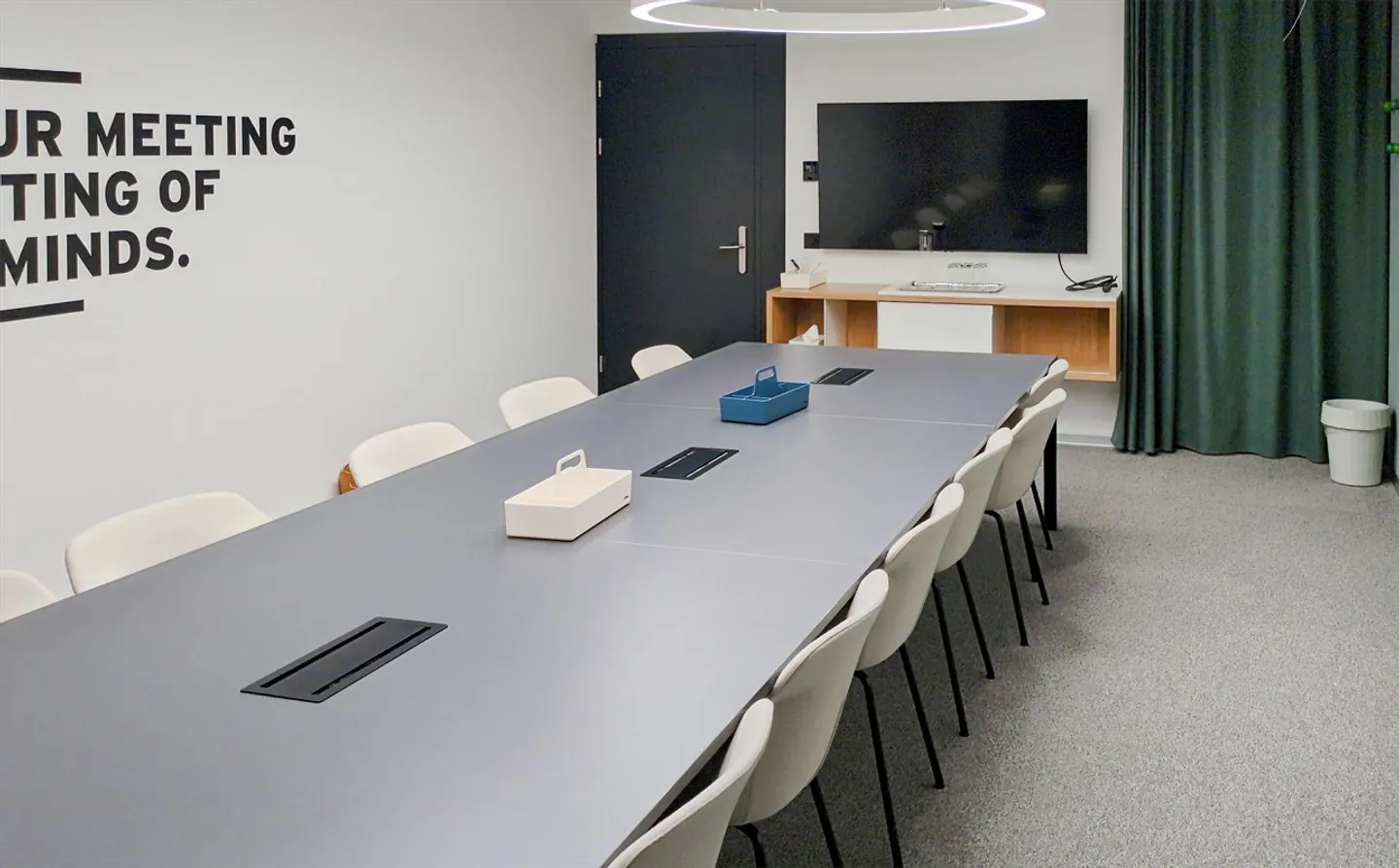 Un ufficio privato completamente attrezzato per te e il tuo team presso Spaces Quartier de l'Étang - Foto 10 di 16