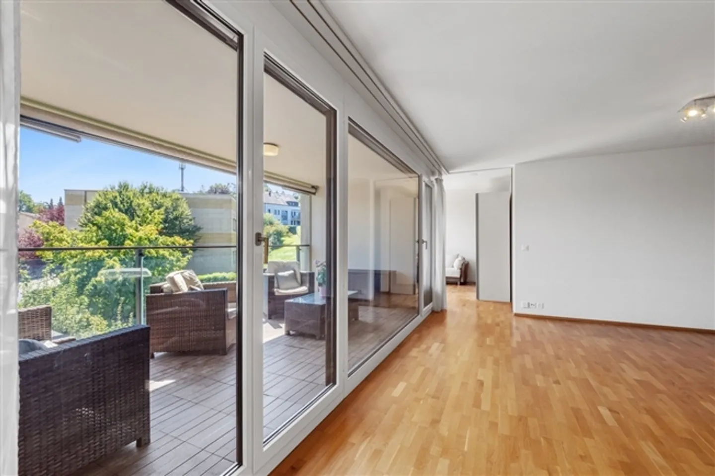 APPARTAMENTO 3½ STANZE A ZURIGO - DISTRETTO 11 SEEBACH, ARREDATO, TEMPORANEO - Foto 2 di 10