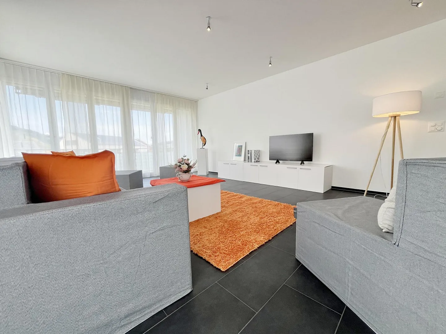 Modernes 5.5 Zimmer Apartment mit Aussicht - Foto 2 von 13