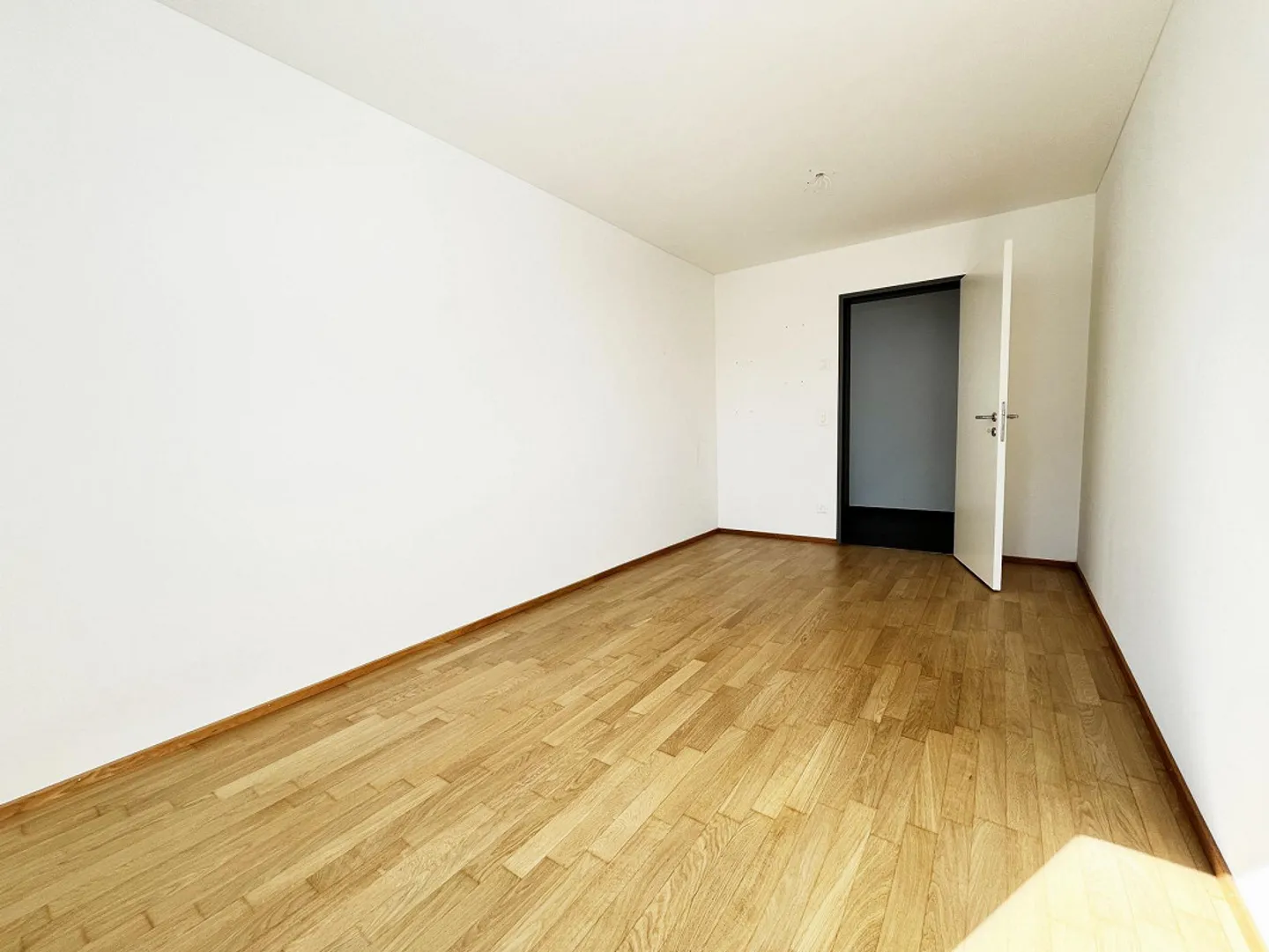 Modernes 5.5 Zimmer Apartment mit Aussicht - Foto 6 von 13