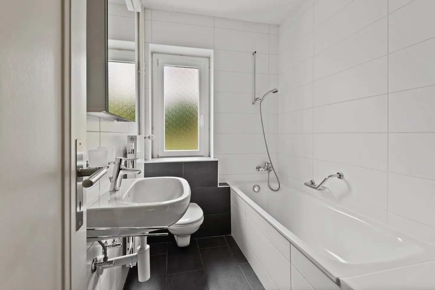 Ampio appartamento soleggiato di 4 stanze con balcone! - Foto 5 di 12