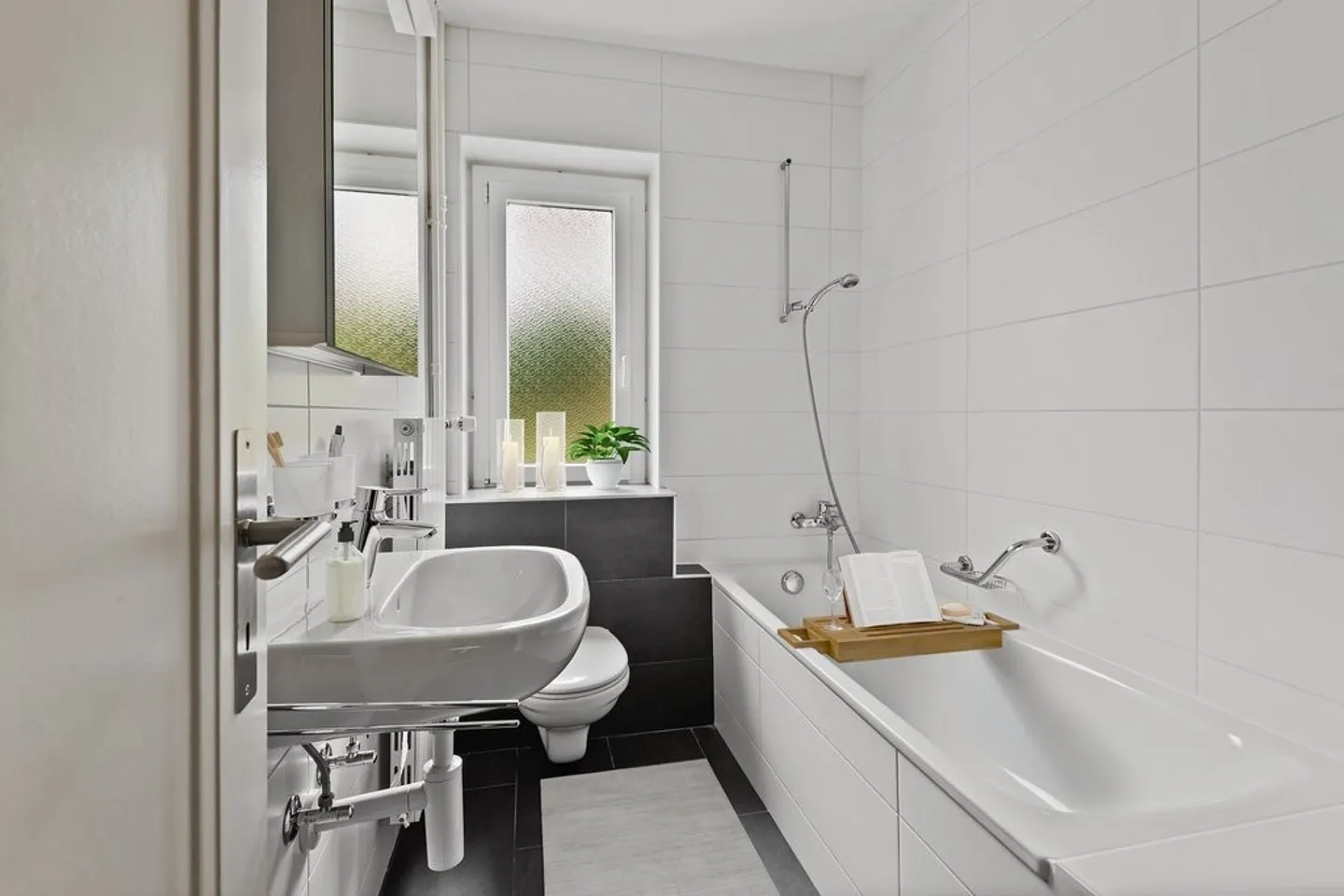 Ampio appartamento soleggiato di 4 stanze con balcone! - Foto 6 di 12