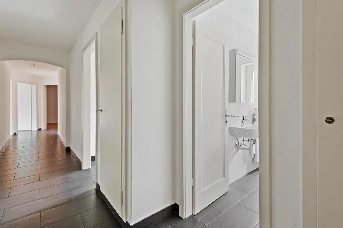 Ampio appartamento soleggiato di 4 stanze con balcone! - Foto 7 di 12