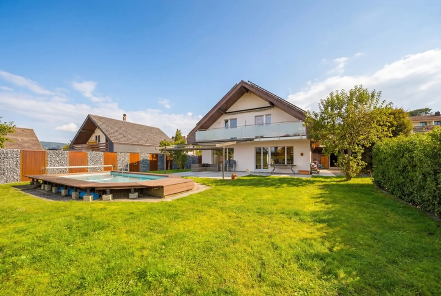 Freistehendes Einfamilienhaus mit Pool - Foto 1 von 9