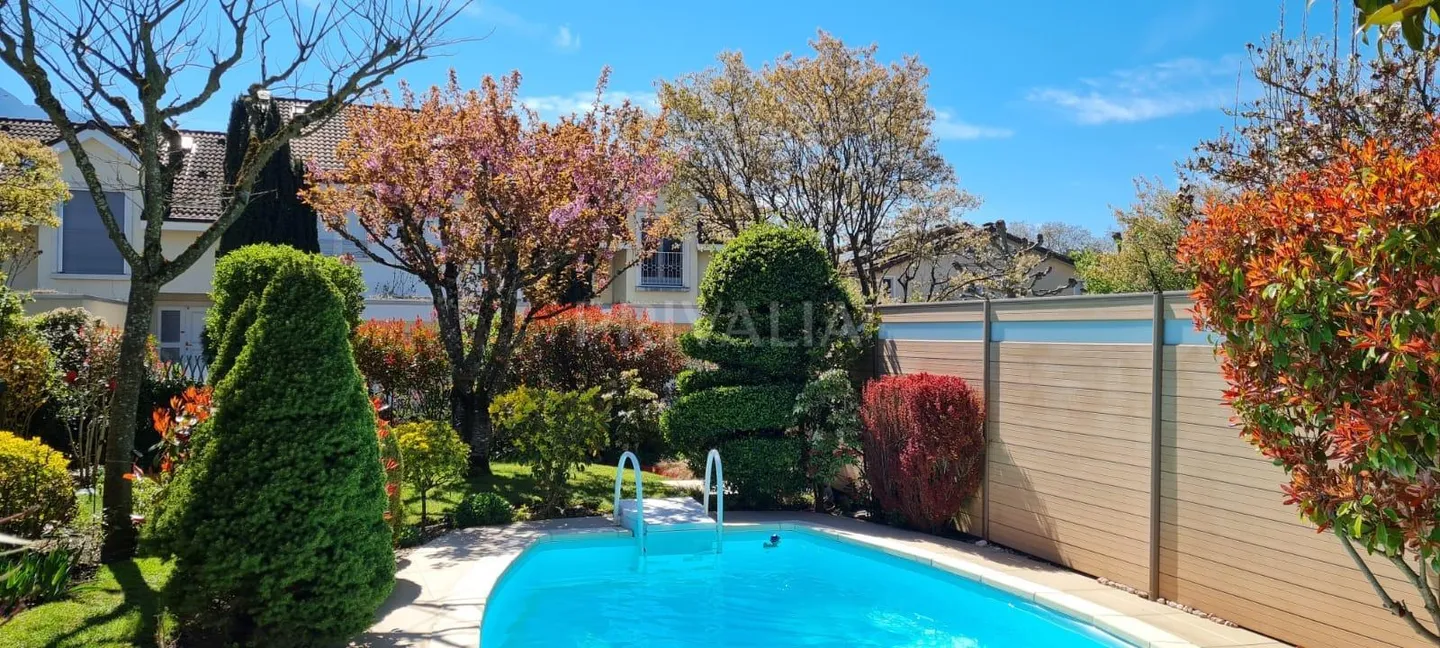 Exclusif : Charmante maison de ville avec piscine - Photo 1 sur 3