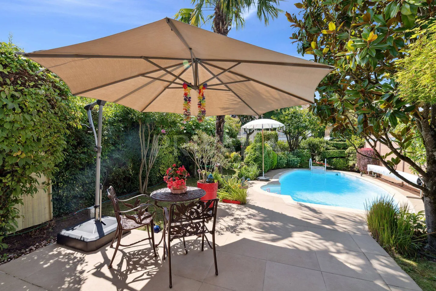 Exclusif : Charmante maison de ville avec piscine - Photo 2 sur 3