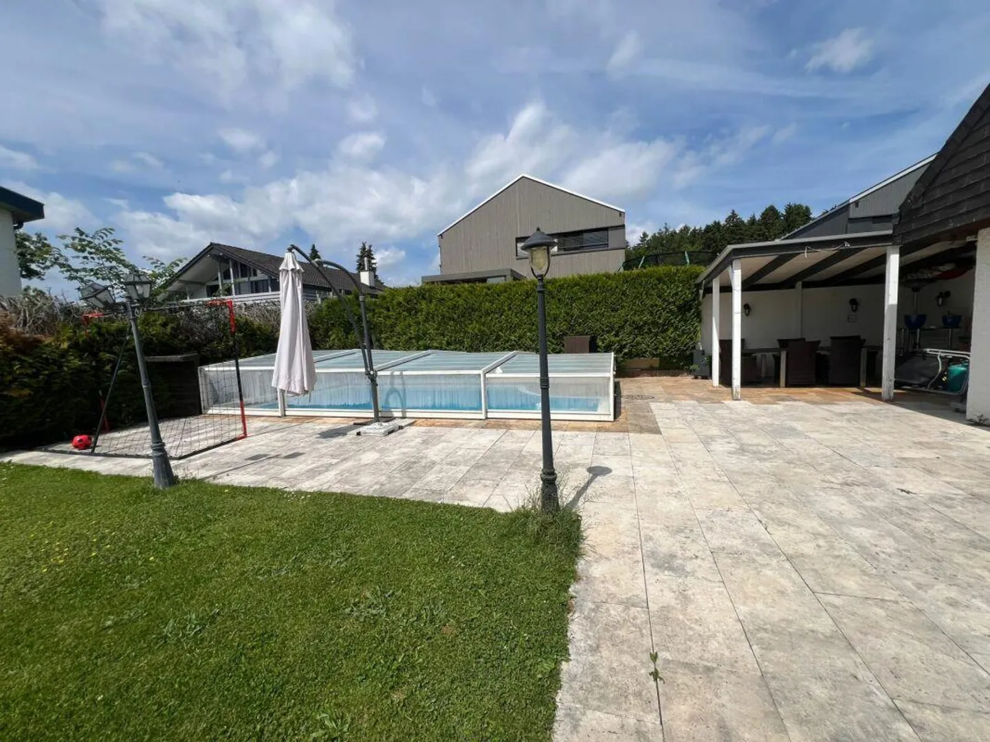 STIL, RAUM & ERHOLUNG - IHR 8.5-ZIMMER-EFH MIT POOL U. V. M - Foto 2 von 13