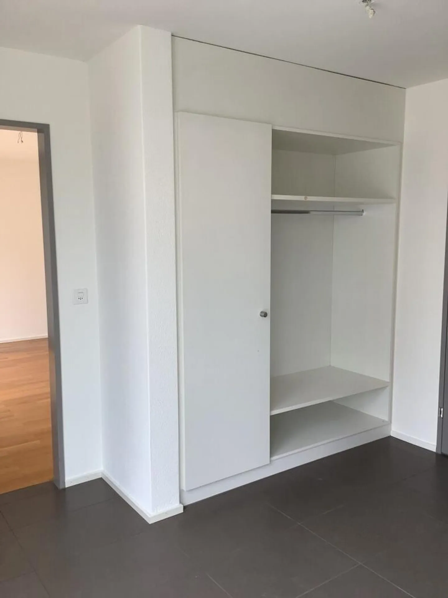 moderne 2.5-Zimmerwohnung an zentraler Lage - Foto 5 von 10
